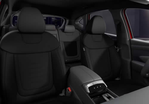 Pohled řidiče na volat a přístrojovou desku a předním oknem na město