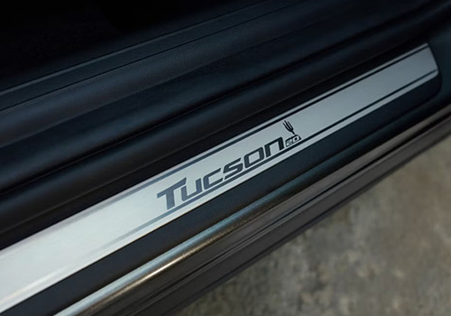 KOvová lišta s logem k 20. výročí ve voze Hyundai TUCSON 20 Years