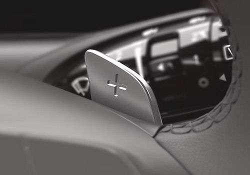 Detail na řadicí pádla na volantu ve voze Hyundai TUCSON