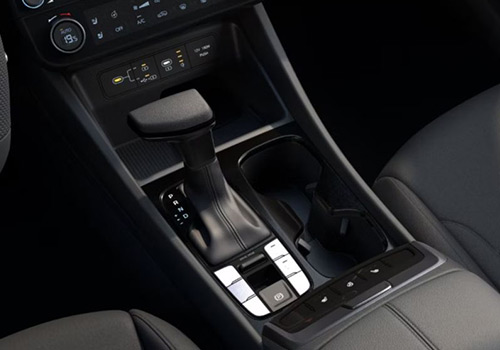 Detail středového panelu s automatickou převodovkou ve voze Hyundai TUCSON GO Czech!