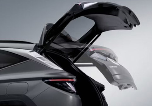 Znázornění pohledu na pohyb elektricky ovládaných 5. dveří vozu Hyundai TUCSON
