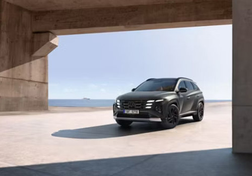 Hyundai TUCSON stojící pod otevřeným prostorem