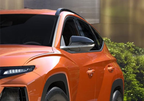 Hyundai TUCSON v oranžové barvě s černými exteriérovými doplňky - pohled na levou stranu vozu