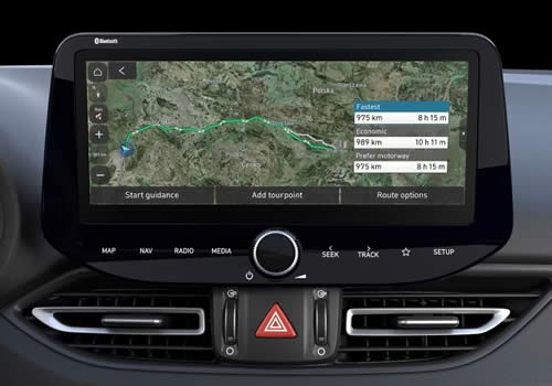 Detail panelu s navigací ve voze Hyundai i30