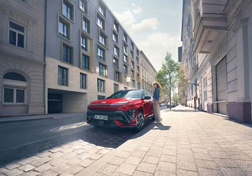 Hyundai KONA parkující ve městě
