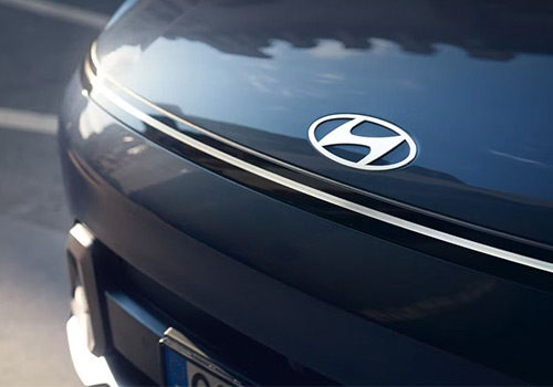 Hyundai KONA - detail loga na kapotě