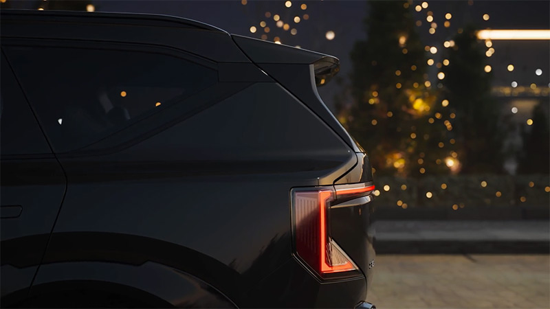 Vůz Kia EV5 v noci- záď vozu