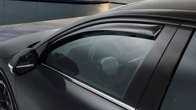 Kia K4 - ofuky oken, přední