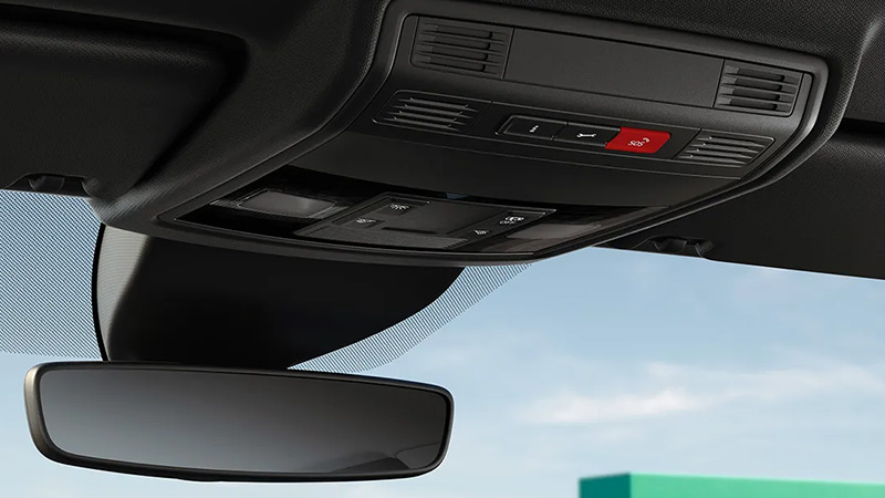 E-Call tlačítko ve stropním panelu vozu SEAT Arona