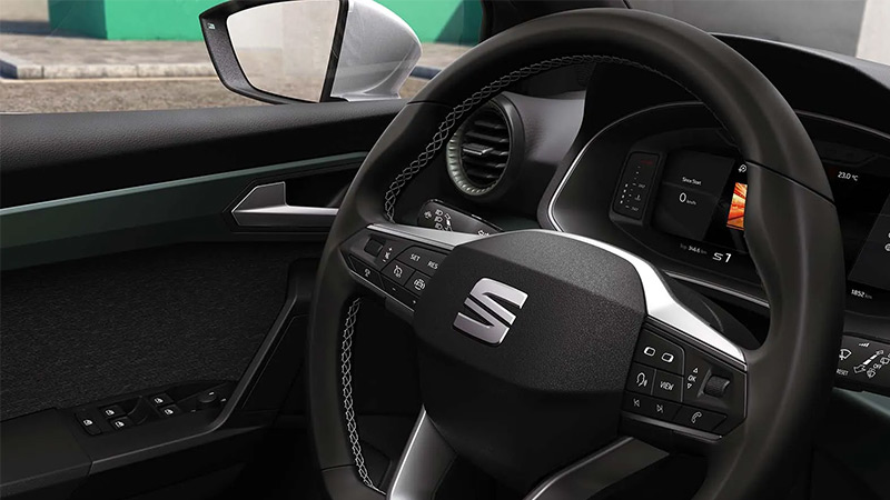 Ergonomický multifunkční volant ve voze SEAT Arona