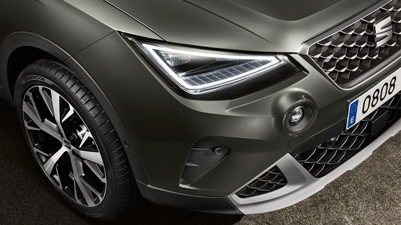 Detail na přední světlomety na pravé straně vozu SEAT Arona