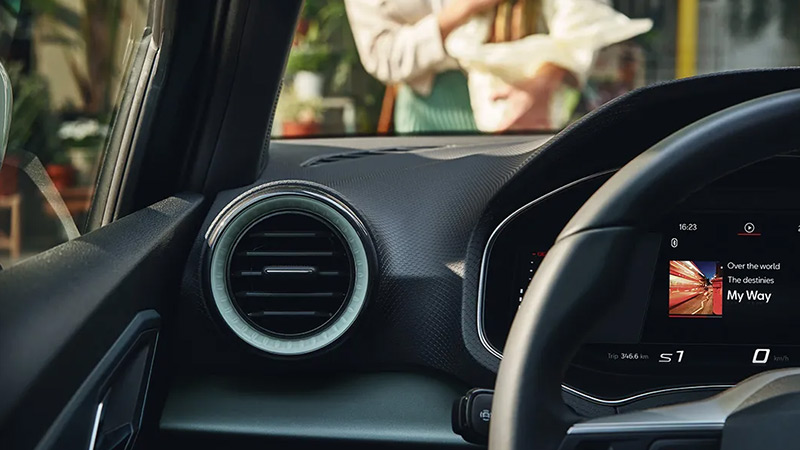 Detail na část přístrojové desky a volantu vozu SEAT Arona