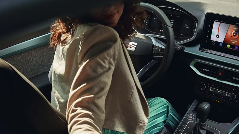 Žena sedící ve voze SEAT Arona
