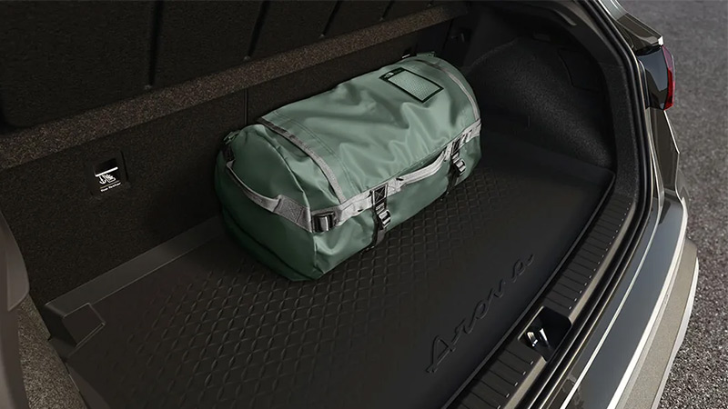 Otevřený zavazadlový prostor vozu SEAT Arona, s ochrannou vanou, ve kterém je uložená taška