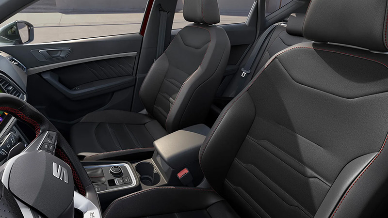 Černá kožená sedadla řidiče a spolujezdce ve voze SEAT Ateca