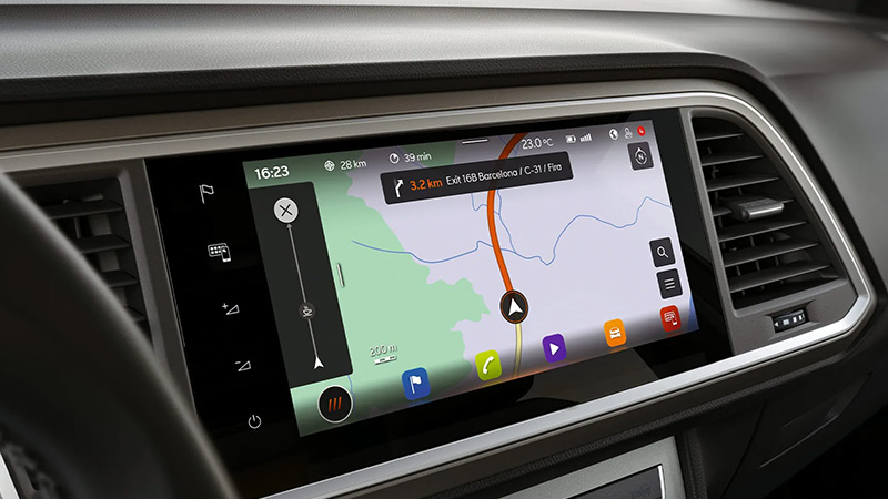 Dotyková obrazovka s navigačním systémem ve voze SEAT Ateca