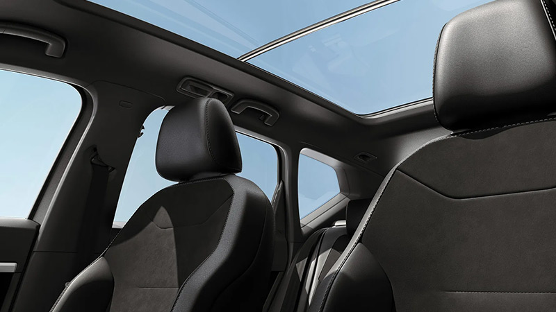 Pohled střešním oknem z vozu SEAT Ateca