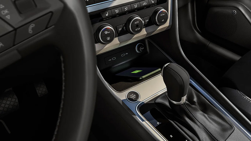 Detail na středový panel s přihrádkou na nabíjení telefonu ve voze SEAT Ateca