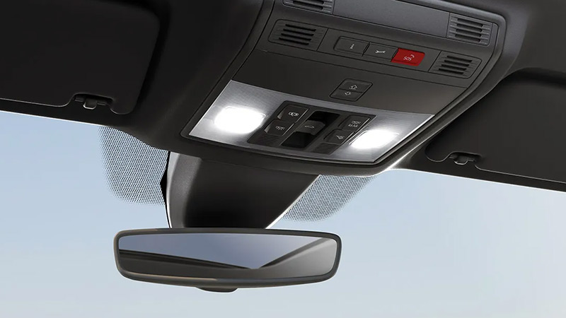 Střešní panel s SOS tlačítkem E-Call ve voze SEAT Ateca