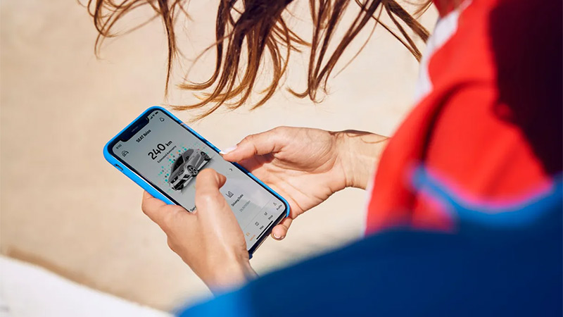 Modelka nastavuje v mobilu apliakci My SEAT