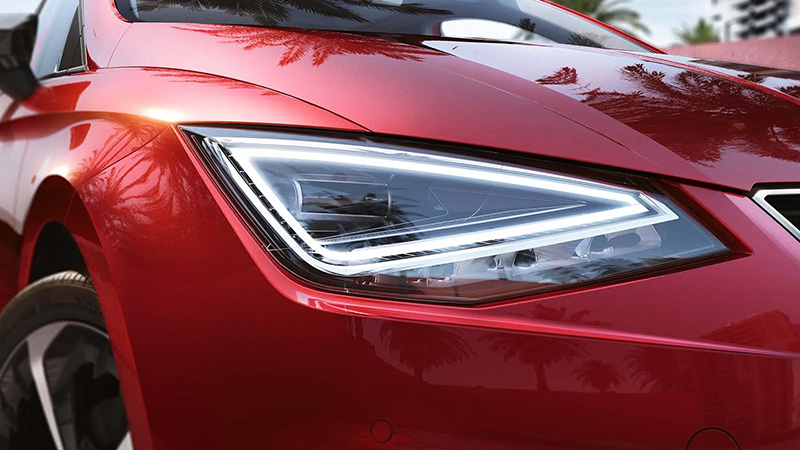 Detail předního světometu vozu SEAT Ibiza