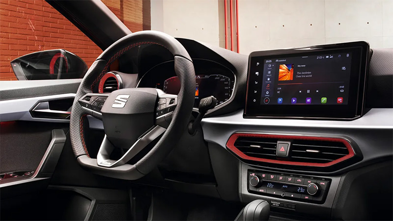 Přístrojová deska a volant vozu SEAT Ibiza