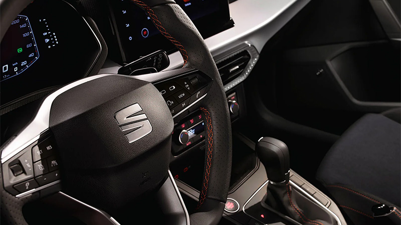 Detail multifunkčního volantu a palubové desky vozu SEAT Ibiza