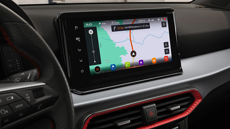 Panoramitický displej s navigačním systémem ve voze SEAT Ibiza