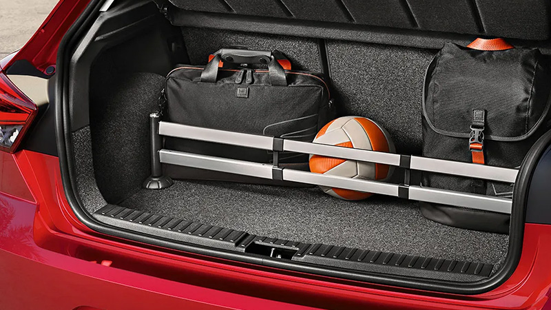 Zavazadlový prostor s dělící přepážkou za kterou jsou zavazadla a míč ve voze SEAT Ibiza