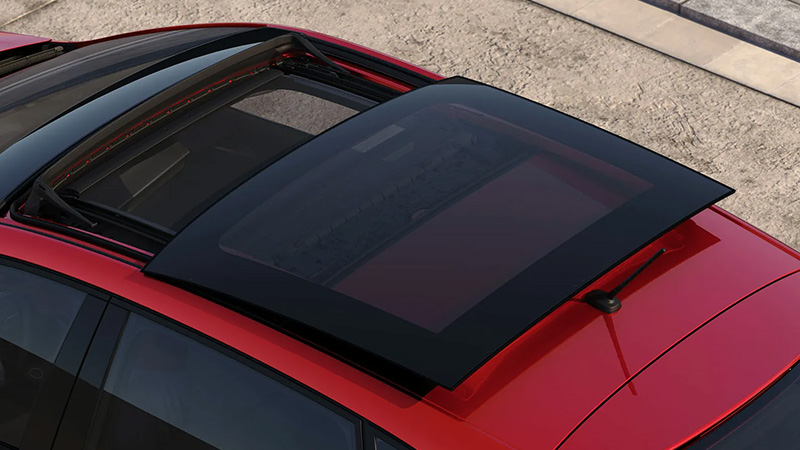 Otevřené panoramatické střešní okno červeného vozu SEAT Ibiza
