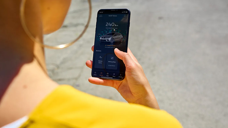 Modelka s mobilem a připojenou aplikací SEAT CONNECT
