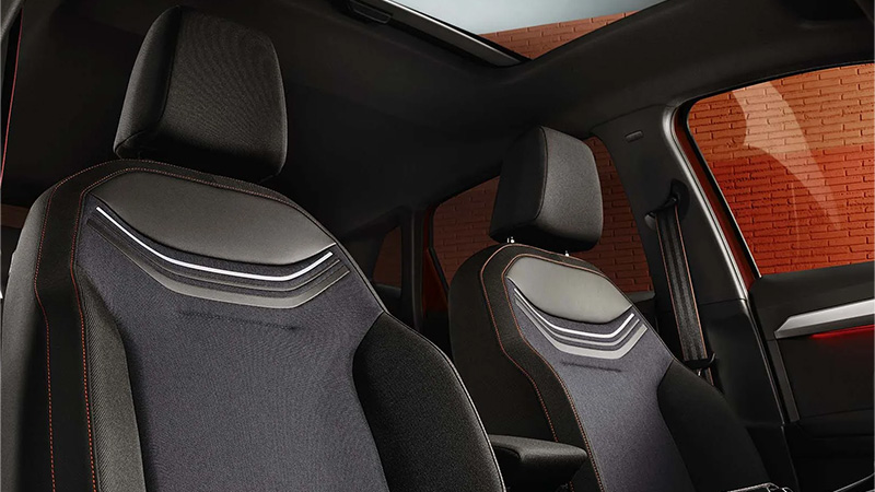 Přední sedadla s černou tkaninou vozu SEAT Ibiza