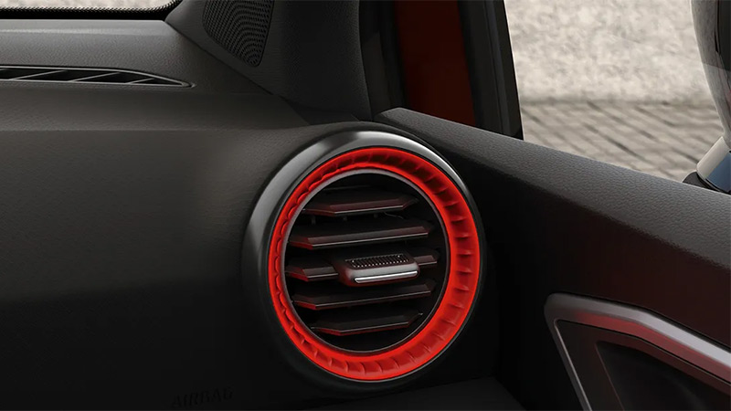 Detail výdechu klimatizace v palubové desce vozu SEAT Ibiza