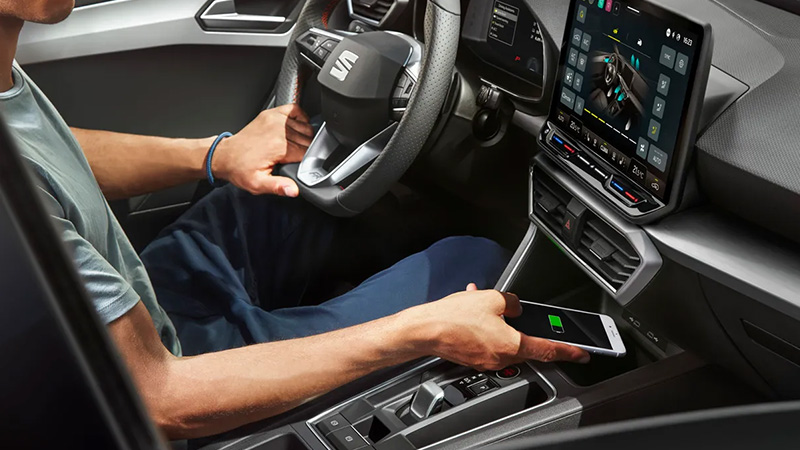 Bezdrátové nabíjení uvnitř vozu SEAT Leon Sportstourer