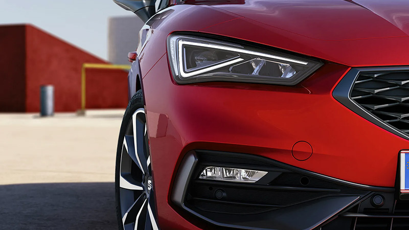 Detail předního světlometu červeného SEAT Leon Sportstourer