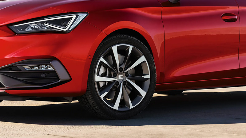 Červený SEAT Leon Sportstourer pohled na přední kolo z lehké slitiny