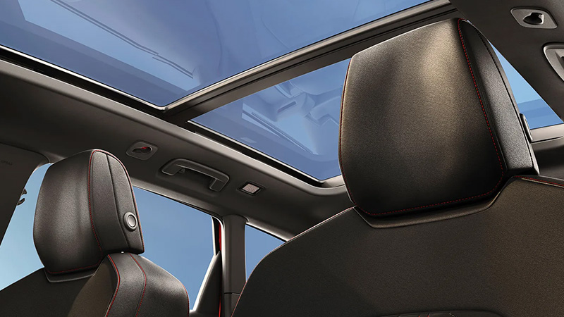 SEAT Leon Sportstourer - Panoramatické střešní okno, pohled z vnitřku vozu