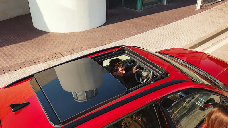 Pohled do vozu SEAT Leon Sportstourer otevřeným panoramatickým oknem