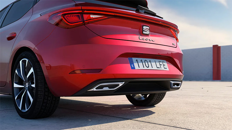 Červený model SEAT Leon - detailní pohled na záď vozu s chromovanými koncovkami výfuku