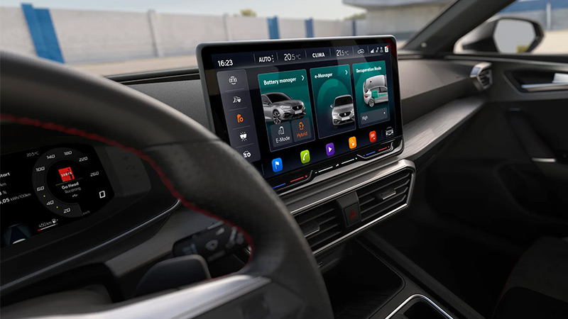 Palubní deska s volantem a přístrojovým štítem s infotainmentem ve voze SEAT Leon