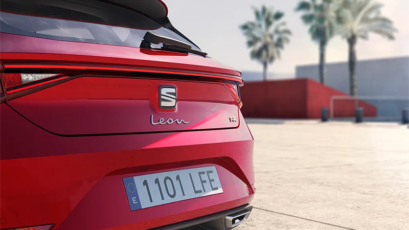 Detail na záď vozu SEAT Leon v pozadí s palmami