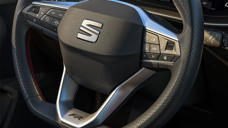 Detail černého koženého volantu vozu SEAT Leon