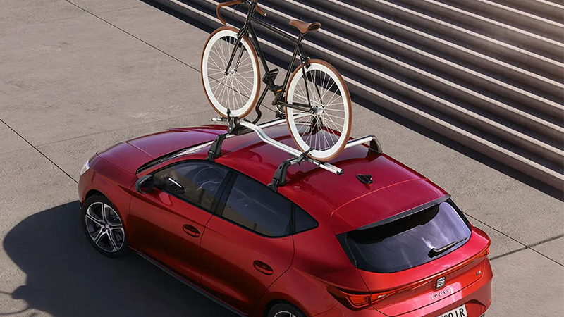 Jedoucí SEAT Leon s koly na střešním nosiči jízdních kol