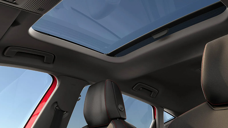 Pohled na panoramatické střešní okno ve voze SEAT Leon