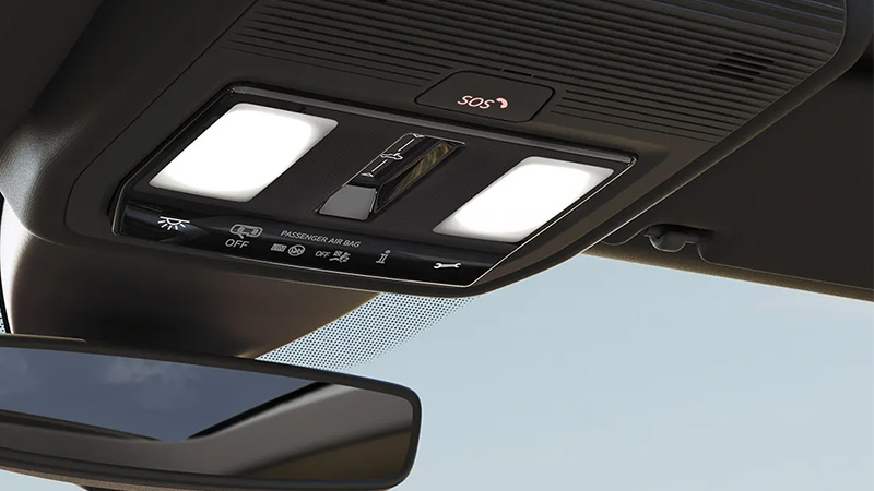 Střešní panel s SOS tlačítkem E-Call ve voze SEAT Leon