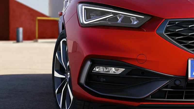 Detail na přední světlomety červeného vozu SEAT Leon