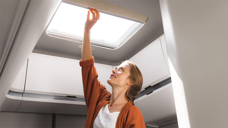 Volkswagen Grand California vw grand california stresni okno