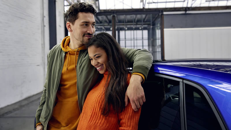 Volkswagen Polo Muž se ženou stojí opření o vůz Volkswagen Polo